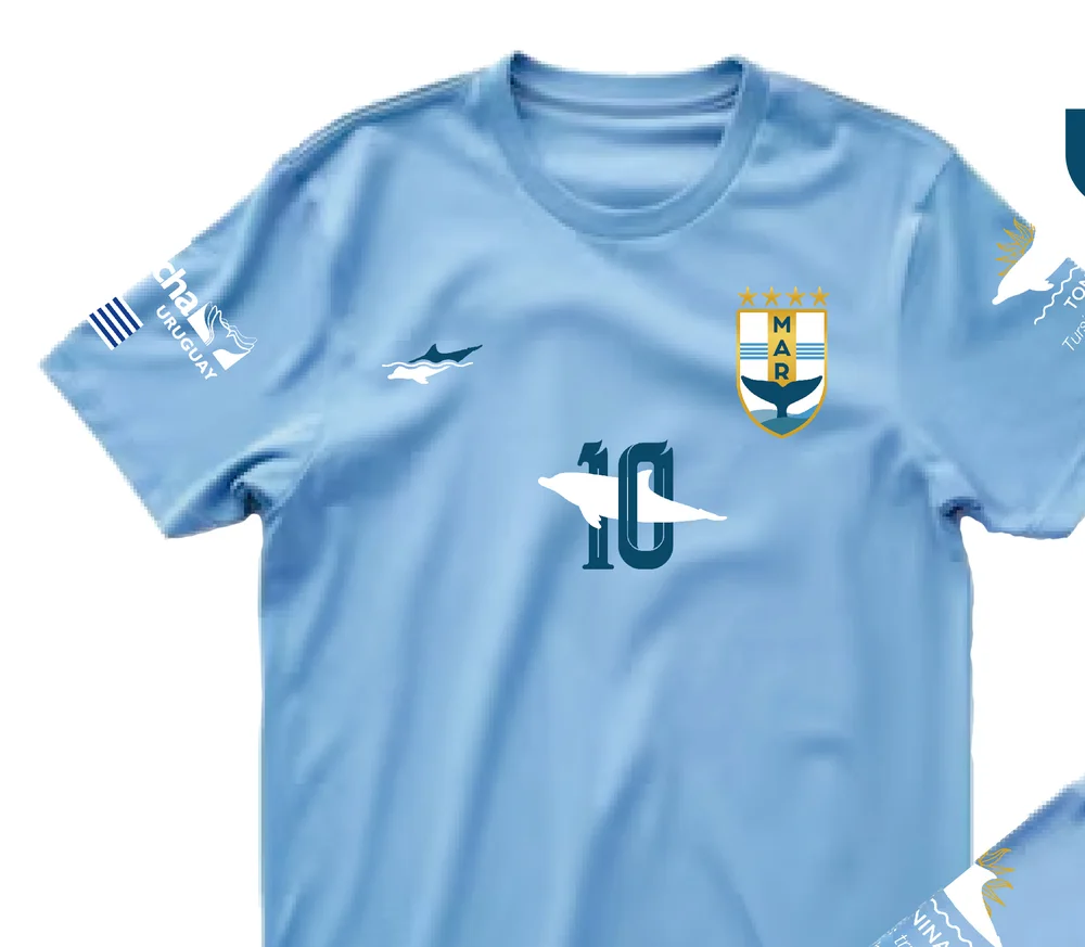 Remera celeste del Equipo del Mar con el escudo MAR y una tonina