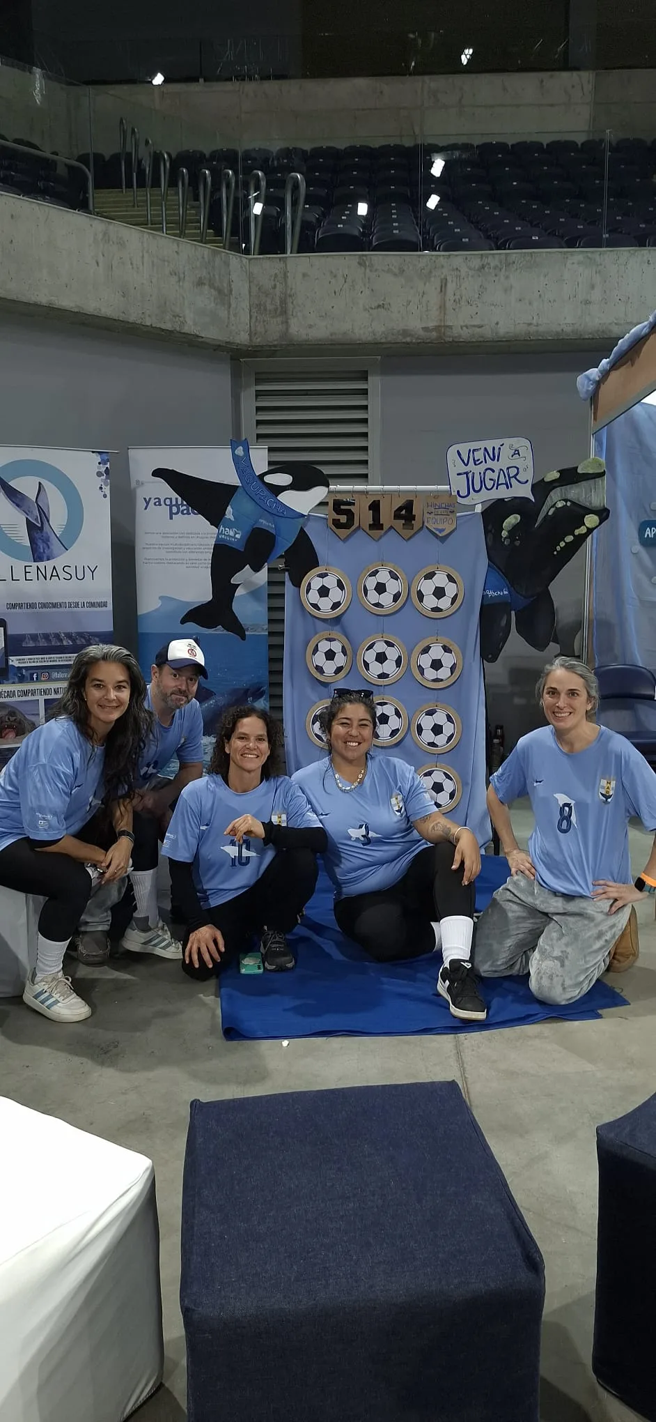 Equipo de Yaqu Pacha Uruguay en el stand de Expo Uruguay Sostenible, junto al stand de BallenasUY